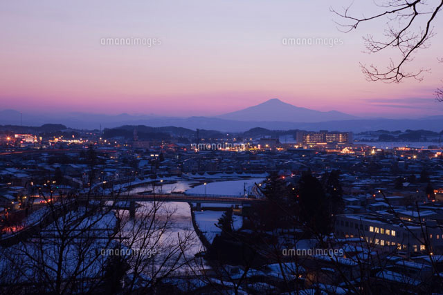 横手公園より望む横手市街と鳥海山夕景 の写真素材 イラスト素材 アマナイメージズ