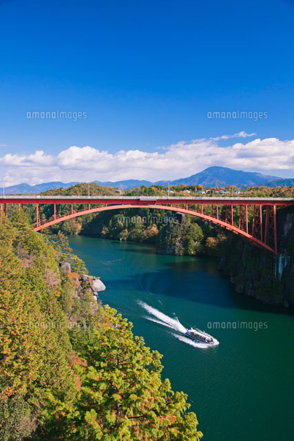 紅葉の恵那峡 恵那峡大橋と恵那峡遊覧船 の写真素材 イラスト素材 アマナイメージズ