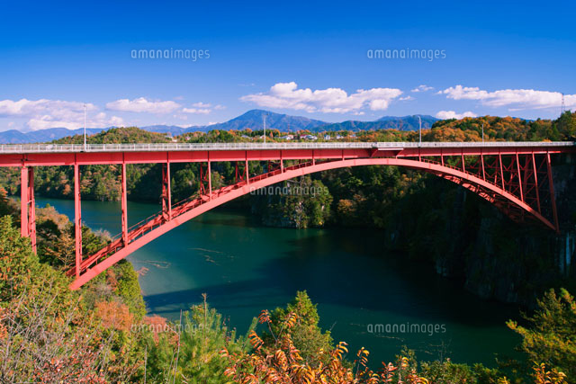 紅葉の恵那峡 恵那峡大橋 の写真素材 イラスト素材 アマナイメージズ