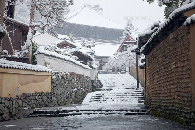 雪の東大寺 二月堂 奈良公園[25516033197]の写真・イラスト素材