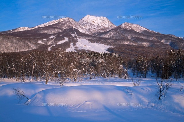 雪のいもり池より妙高山[25516033392]の写真・イラスト素材｜アマナ