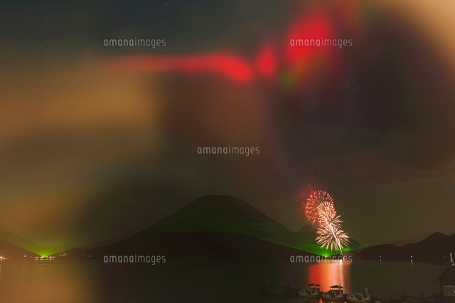 はるな湖天空ファンタジアと花火 榛名湖と榛名山 の写真素材 イラスト素材 アマナイメージズ