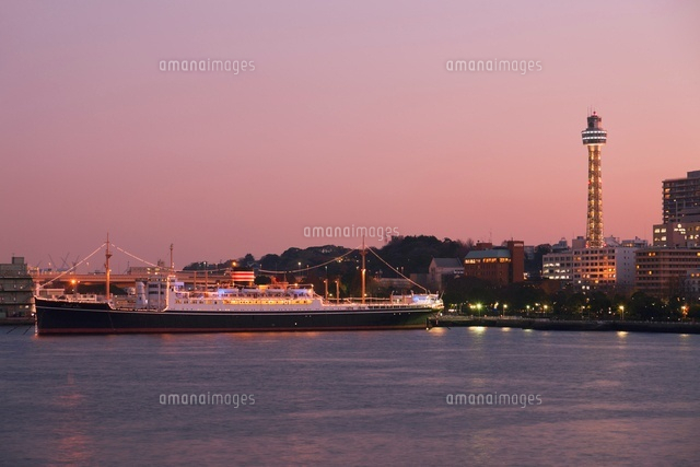 大桟橋埠頭より氷川丸と横浜マリンタワー夕景[25516035942]の写真