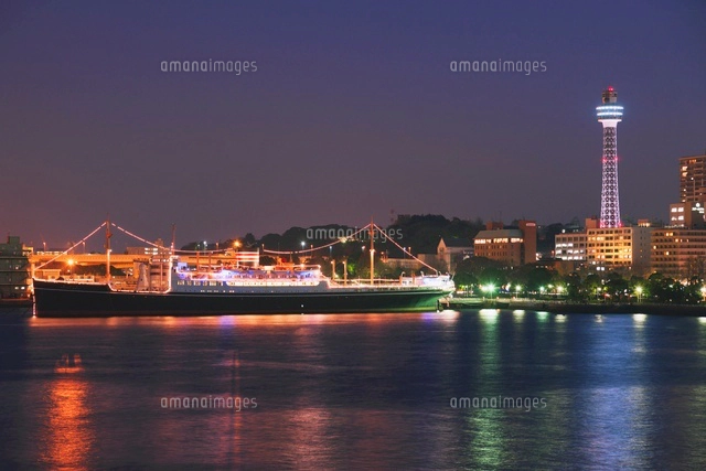 大桟橋埠頭より氷川丸と横浜マリンタワー夕景[25516035943]の写真