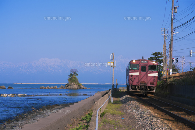 雨晴海岸より氷見線と立山連峰 越中国分 雨晴 25516036842 の写真素材 イラスト素材 アマナイメージズ