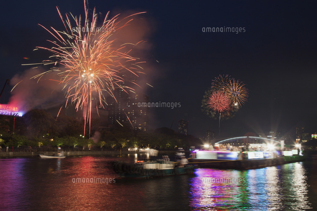 天神祭 花火 の写真素材 イラスト素材 アマナイメージズ