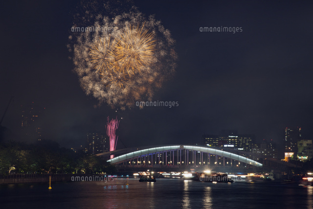 天神祭 花火 の写真素材 イラスト素材 アマナイメージズ