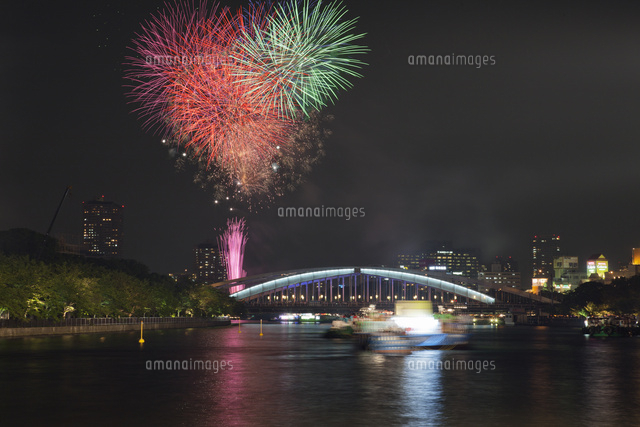 天神祭 花火 の写真素材 イラスト素材 アマナイメージズ