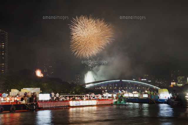 天神祭 花火 の写真素材 イラスト素材 アマナイメージズ