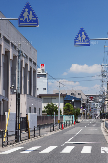 横断歩道と横断歩道標識 の写真素材 イラスト素材 アマナイメージズ