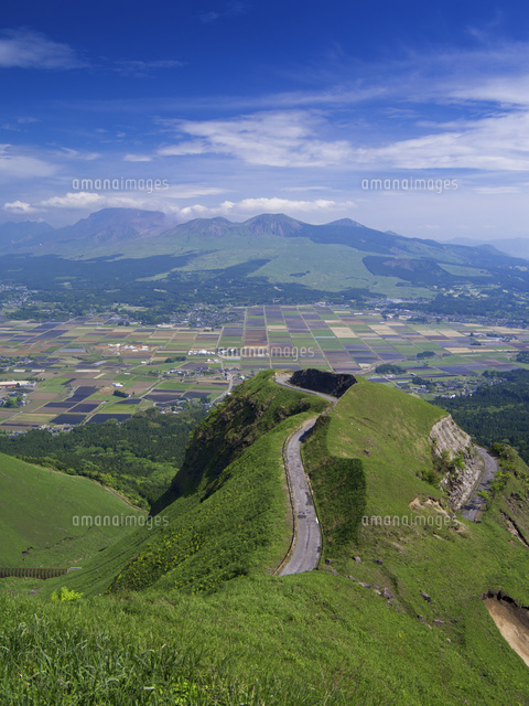 阿蘇外輪山 天空の道(ラピュタの道)と阿蘇山[25516041751]の写真
