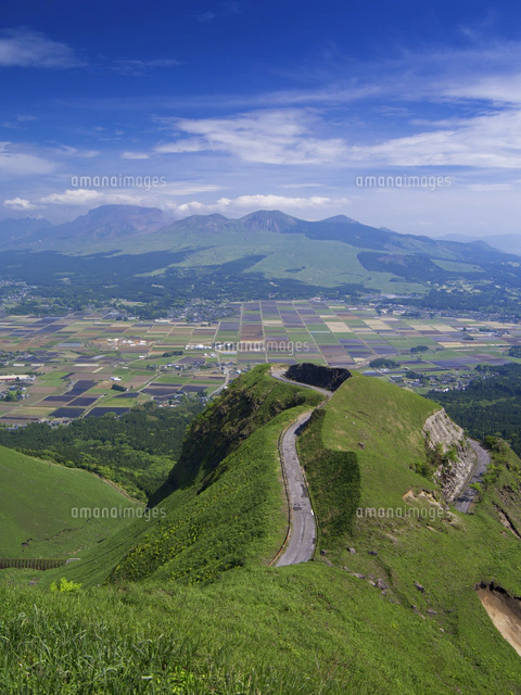 阿蘇外輪山 天空の道(ラピュタの道)と阿蘇山[25516041750]の写真