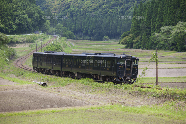 肥薩線 特急はやとの風 中福良駅 表木山駅 の写真素材 イラスト素材 アマナイメージズ