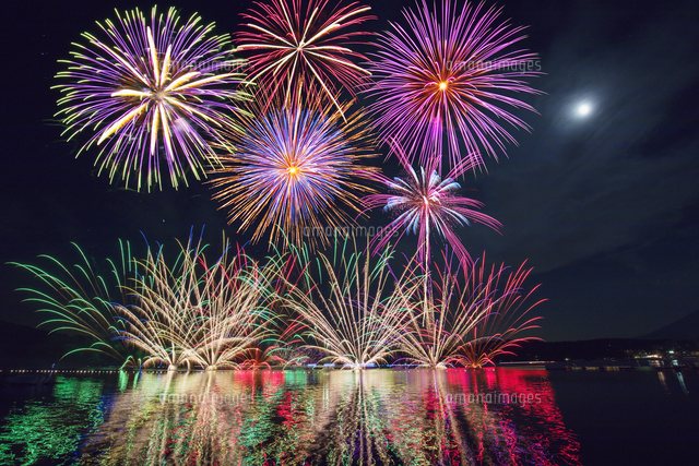 野尻湖灯ろう流し花火大会 野尻湖花火 の写真素材 イラスト素材 アマナイメージズ