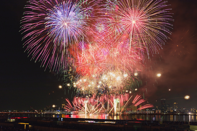 なにわ淀川花火大会 の写真素材 イラスト素材 アマナイメージズ