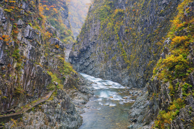 紅葉の清津峡 の写真素材 イラスト素材 アマナイメージズ
