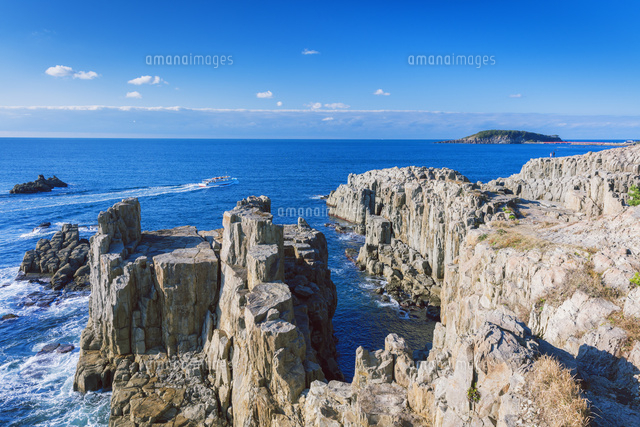 東尋坊と観光船と雄島 の写真素材 イラスト素材 アマナイメージズ