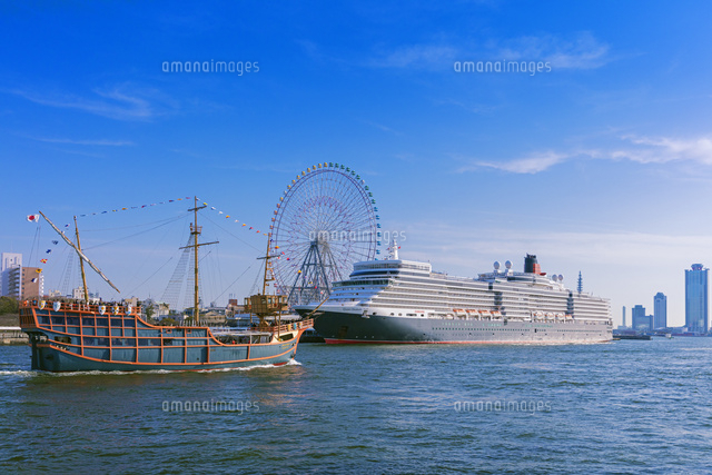 サンタマリア号とクイーンエリザベス号と天保山大観覧車 大阪港