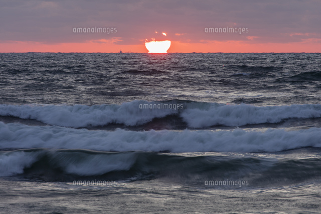 日本海 波と夕日 の写真素材 イラスト素材 アマナイメージズ 日本海 波と夕日 の写真素材 イラスト素材 アマナイメージズ