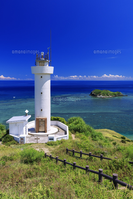 平久保崎灯台と大地離島と青い海 石垣島 の写真素材 イラスト素材 アマナイメージズ