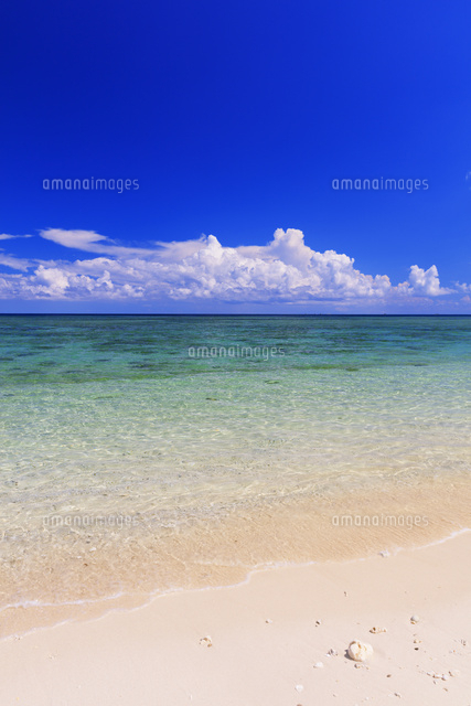 エメラルドグリーンの海と空 米原海岸 石垣島 の写真素材 イラスト素材 アマナイメージズ