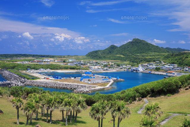西崎より久部良港と久部良集落と久部良岳 与那国島 の写真素材 イラスト素材 アマナイメージズ