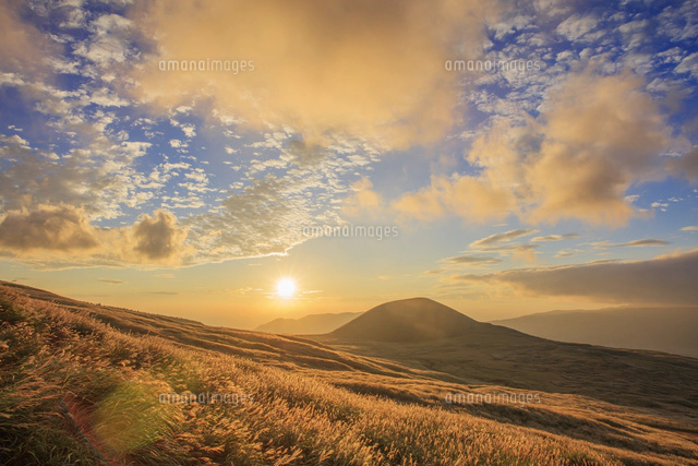 阿蘇山の夕暮れ春 阿蘇山の夕暮れ春 阿蘇くじゅう 夕暮れ道中｜shinya photo