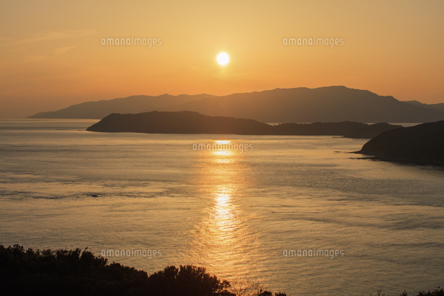 休暇村紀州加太より友ヶ島と夕日[25516050726]の写真・イラスト素材