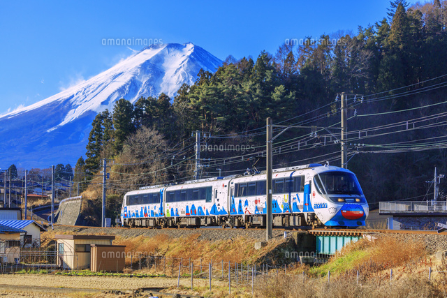 富士急大月線と富士山 寿駅～三つ峠駅 フジサン特急[25516053378]の