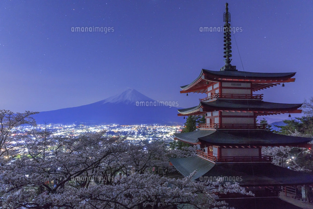 桜咲く新倉山浅間公園より忠霊塔と富士山と星空[25516053928]の