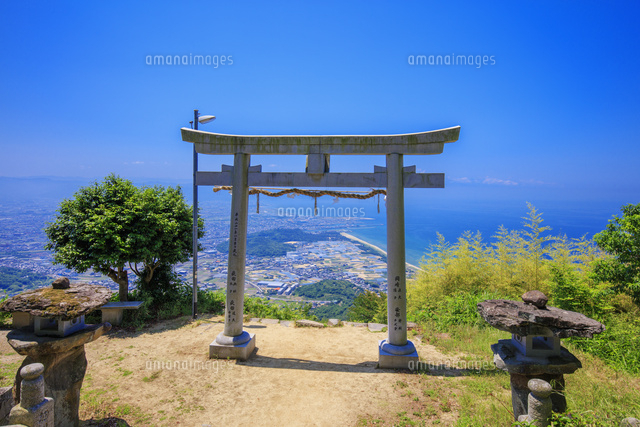 天空の鳥居 高屋神社 の写真素材 イラスト素材 アマナイメージズ