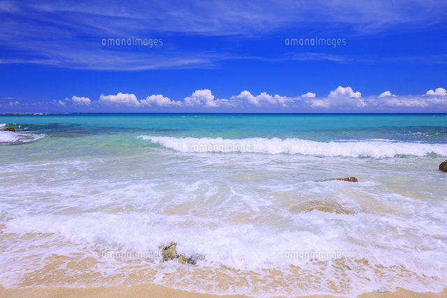 エメラルドグリーンの海と空 奄美大島[25516054664]の写真・イラスト