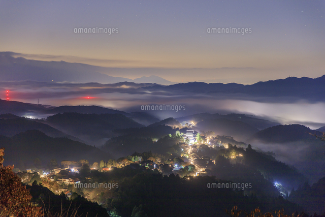 吉野山上千本から雲海と金峯山寺 蔵王堂夜景[25516058156]の写真