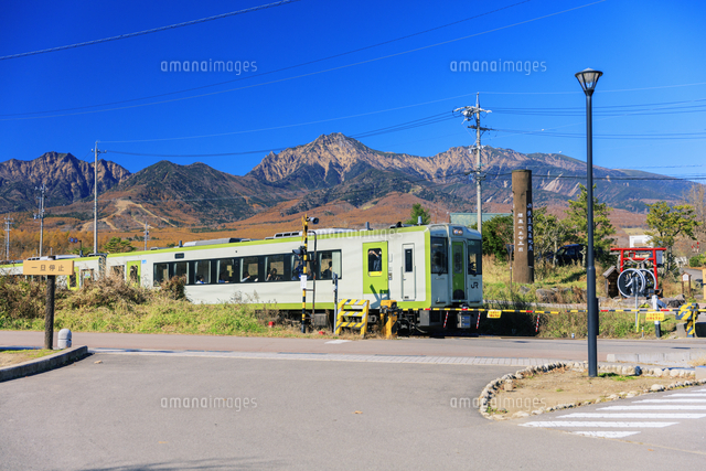 小海線と八ヶ岳 JR鉄道最高地点[25516058401]の写真・イラスト素材