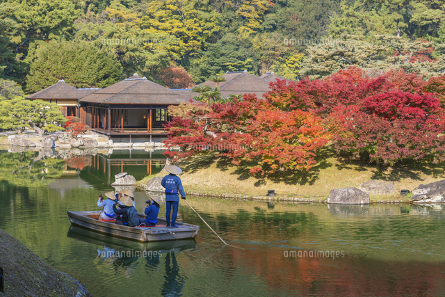 和船と紅葉と掬月亭 栗林公園 の写真素材 イラスト素材 アマナイメージズ