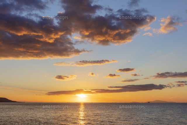 淡路サンセットラインより瀬戸内海と小豆島と夕日 の写真素材 イラスト素材 アマナイメージズ