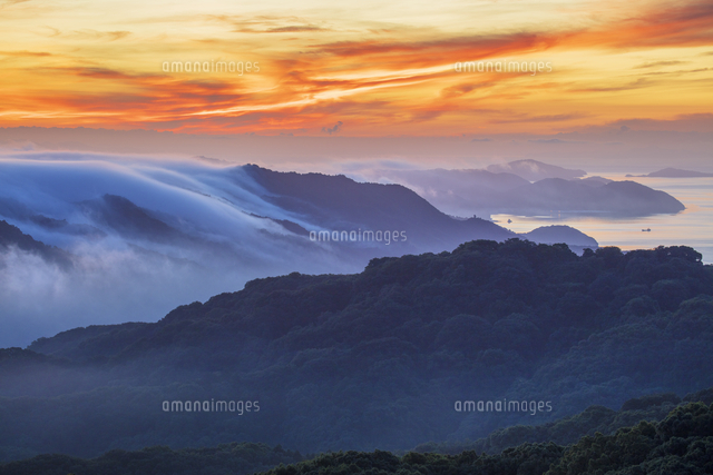 金甲山より雲海と山並みと瀬戸内海朝景[25516064056]の写真・イラスト