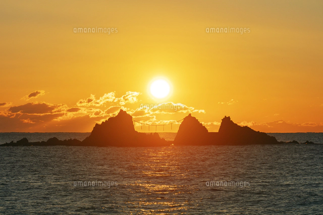 番場浦海岸より三ツ石と朝日 真鶴岬[25516068977]の写真・イラスト素材