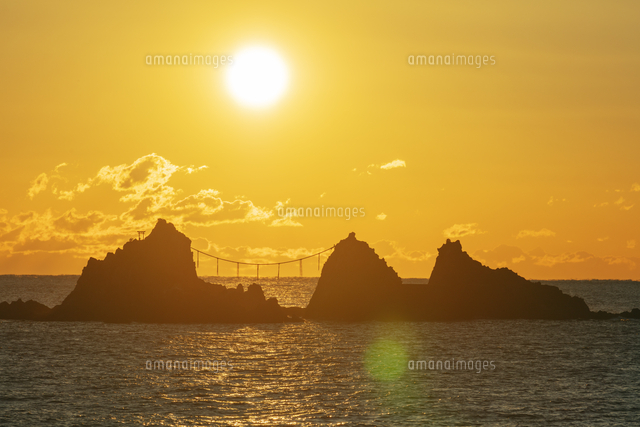 番場浦海岸より三ツ石と朝日 真鶴岬[25516068977]の写真・イラスト素材