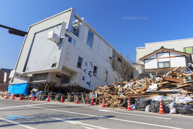 能登半島地震 倒壊したビル[25516069507]の写真・イラスト素材｜アマナ