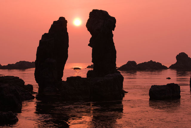 夕日の青海島と変装行列 の写真素材 イラスト素材 アマナイメージズ