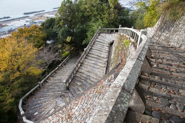 久能山東照宮表参道の石段 の写真素材 イラスト素材 アマナイメージズ