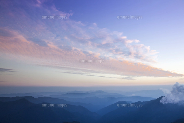 石鎚山弥山より望む霊峰天狗岳と雲海といわし雲[25532010587]の写真
