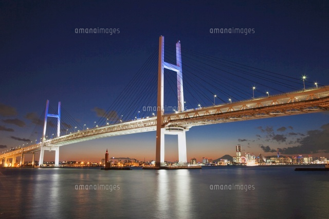 横浜ベイブリッジと横浜みなとみらい21と富士山の夜景 の写真素材 イラスト素材 アマナイメージズ