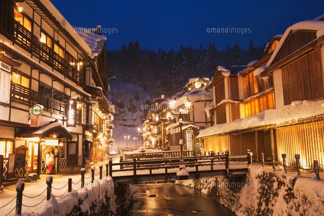 雪の銀山温泉の夜景 の写真素材 イラスト素材 アマナイメージズ 雪の銀山温泉の夜景 の写真素材 イラスト素材 アマナイメージズ