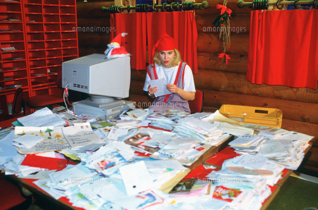 サンタ村 手紙の仕分け作業 の写真素材 イラスト素材 アマナイメージズ