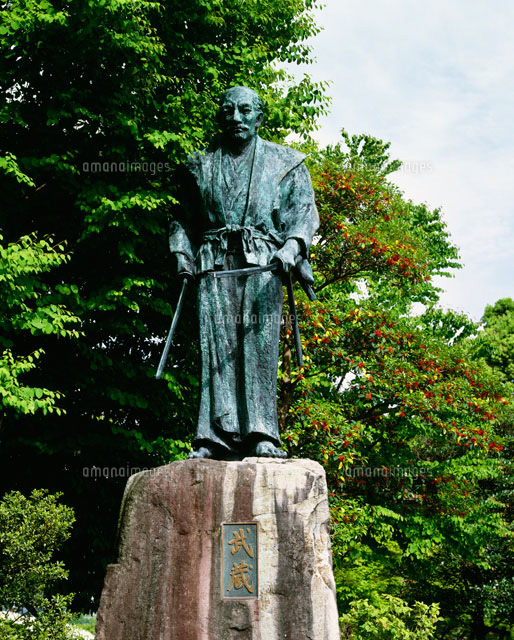武蔵塚公園の宮本武蔵像[25605000555]の写真・イラスト素材｜アマナ