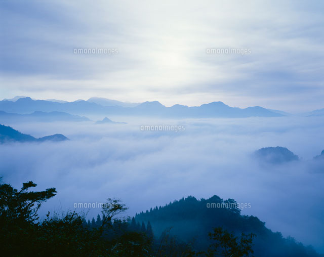 高千穂の雲海 国見ケ丘 の写真素材 イラスト素材 アマナイメージズ