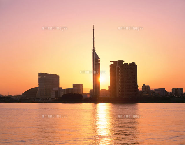 愛宕浜からの福岡市の朝焼け の写真素材 イラスト素材 アマナイメージズ