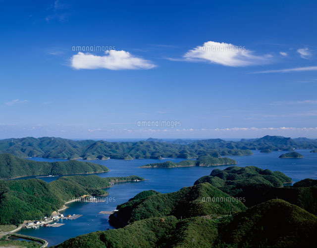 浅茅湾 烏帽子岳より望む対馬 の写真素材 イラスト素材 アマナイメージズ